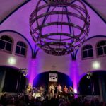 Die Band auf dem flachen Podium unter der Kuppel