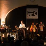 Jetzt sind alle auf der Bühne