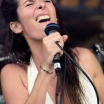 Stella Tonon mit Wucht am Mikro