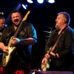 Stevie Nimmo kommt aus Deckung ...