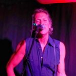 Robert unterstützt Patricia beim Gesang