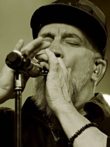 JJ Grey startet atmosphärisch an der Mundharmonika