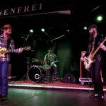 Der Sand der kalifornischen Mojave-Wüste mit rudimentärer technischer Ausrüstung I