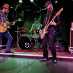 Der Sand der kalifornischen Mojave-Wüste mit rudimentärer technischer Ausrüstung III