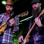 Zwei Bärte geben den Ton an