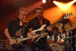 Simon McBride (links) mit Dave Marks (Bass) und Marty McCloskey