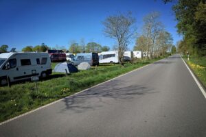 Bahnhofstraße in Joldelund mit Camping auf der Kuhweide
