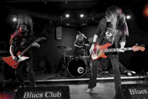 Auch die Haare wehen von Anfang an