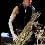 Tourmanagerin Stephanie „Steph“ Doherty mit einem beeindruckenden Bariton-Saxophon am Start