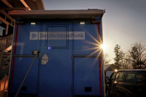 Eine dreiköpfige Crew vom Deutschlandfunk ist anwesend, und fotografische Experimente