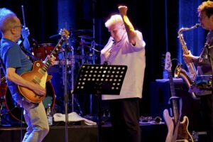 Einer hat das Zepter in der Hand und ist zufrieden mit seinen „Jünglingen“