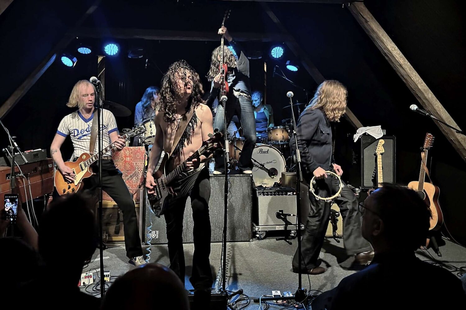 Komodrag & The Mounodor lassen das Gebälk wackeln