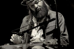 Leif de Leeuw kann auch ohne elektrische Klampfe