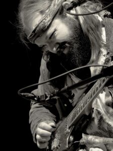 Leif de Leeuw kann auch ohne elektrische Klampfe