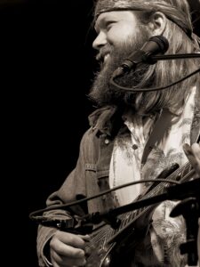 Leif de Leeuw kann auch ohne elektrische Klampfe