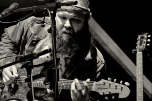 Leif de Leeuw kann auch ohne elektrische Klampfe