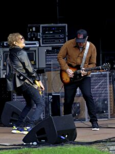 Die zwei Frontmänner trotzen der vergleichsweisen Kälte