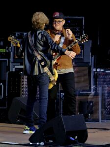 Gemeinsames Tuscheln am Bühnenrand