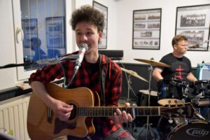 Justin Stöckel und Gastmusiker Marco Schuster (Schlagzeug)