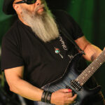 Niki Buzz (vocals, guitar)