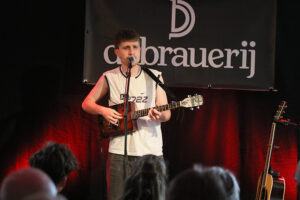 Melle (vocals, acoustic guitar, cigarbox guitar)