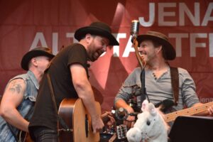 Metal nur mit Mandoline, Gitarre und Bass