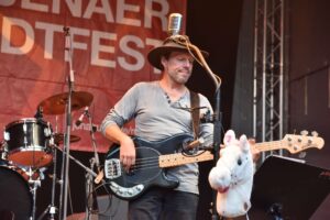 Bassist Andi, in Jena ein würdiger Vertreter des etatmäßigen Mandowar Bassisten Joe