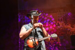 "Wer zu Lebzeit gut auf Erden, wird nach dem Tod ein Engel werden" - "Engel" von Rammstein.