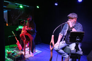 Rob Collins & Paddy Boy im September 2025 im Buena Ressa Music Club Rees