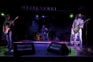 Bei einem Trio wirkt die Bühne gleich viel größer