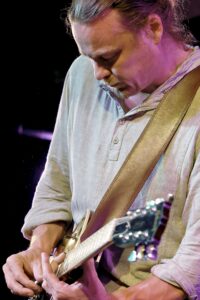 Beachtliche Saitenkunst in einem kleinen Musikclub