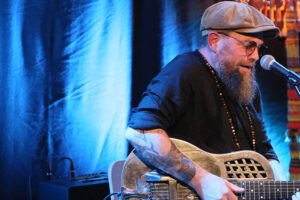 Robbert Duijf (vocals, guitars, slide guitar, harmonica, stompboard)