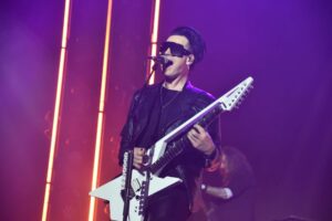 Sascha Gerstner an Gitarre und Gesangsmikro