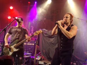 Bassist Flo Finger und Sänger Julio