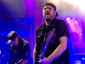 Die Gitarristen Todd Campbell (vorn) und Phil Campbell