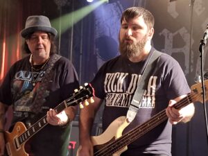 Wenn der Vater mit dem Sohnemann: Bassist Tyla Campbell und Senior Phil Campbell