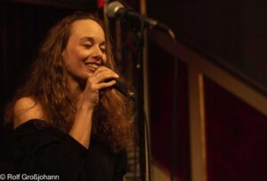 Majimbi begrüßt das Publikum