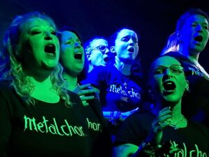 Beim Metalchor e.V. treffen Chorstimmen auf Metalsongs
