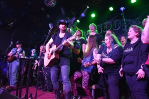 Grenzenloser Spaß mit Metalcover (Mandowar) und dem Metalchor