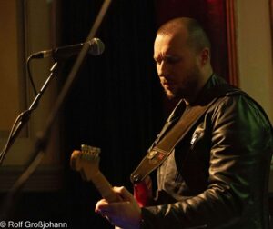 Todor Manojlovic (guitar, vocals)