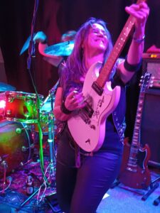 Gaby Neizel - leadgit, backvoc