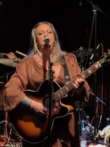 Kaz Hawkins schultert die Akustische