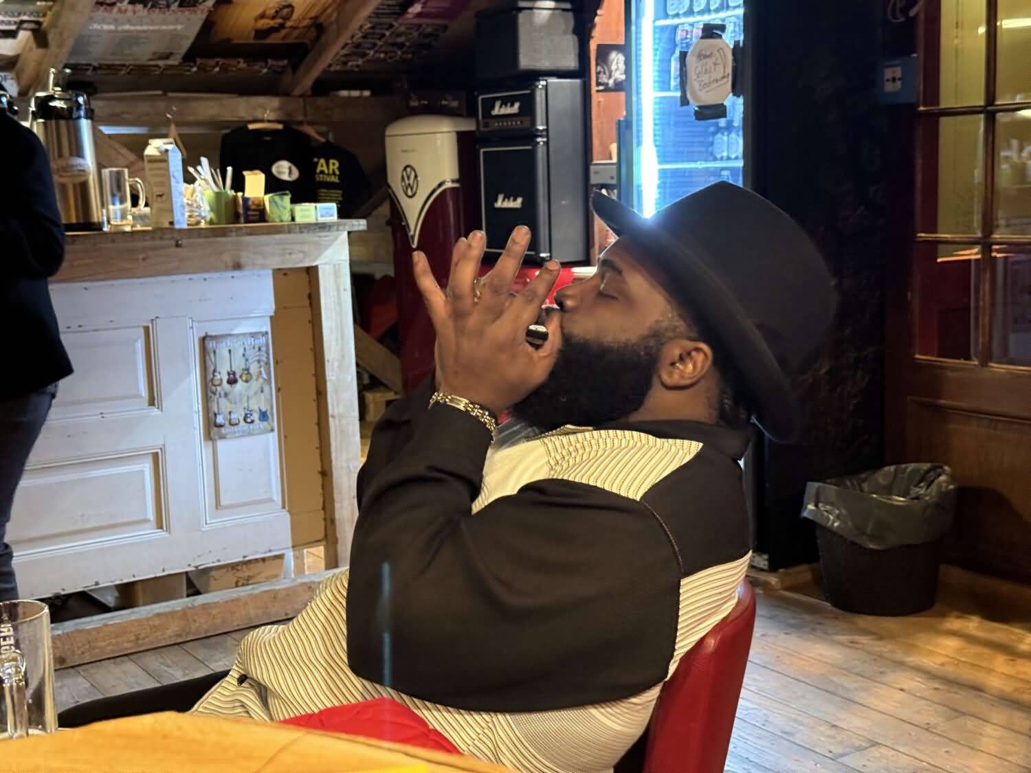 Marquise gibt den letzten Gästen im Juke Joint ein Ständchen 