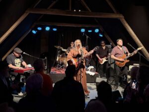 Kaz Hawkins und Band