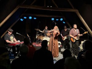 Kaz Hawkins und Band