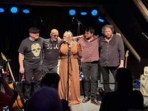Kaz Hawkins und Band lassen sich feiern