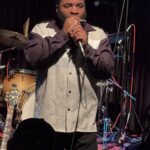 Marquise Knox bläst die Harmonika