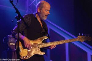 Jasper Mortier (bass, backing vocals)