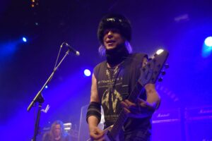 Keineswegs zugeknöpft, vielmehr überraschend volksnah agierte Michael Schenker