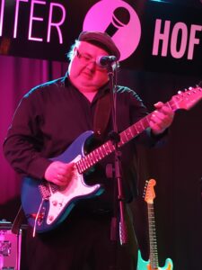 Chris an der Gitarre